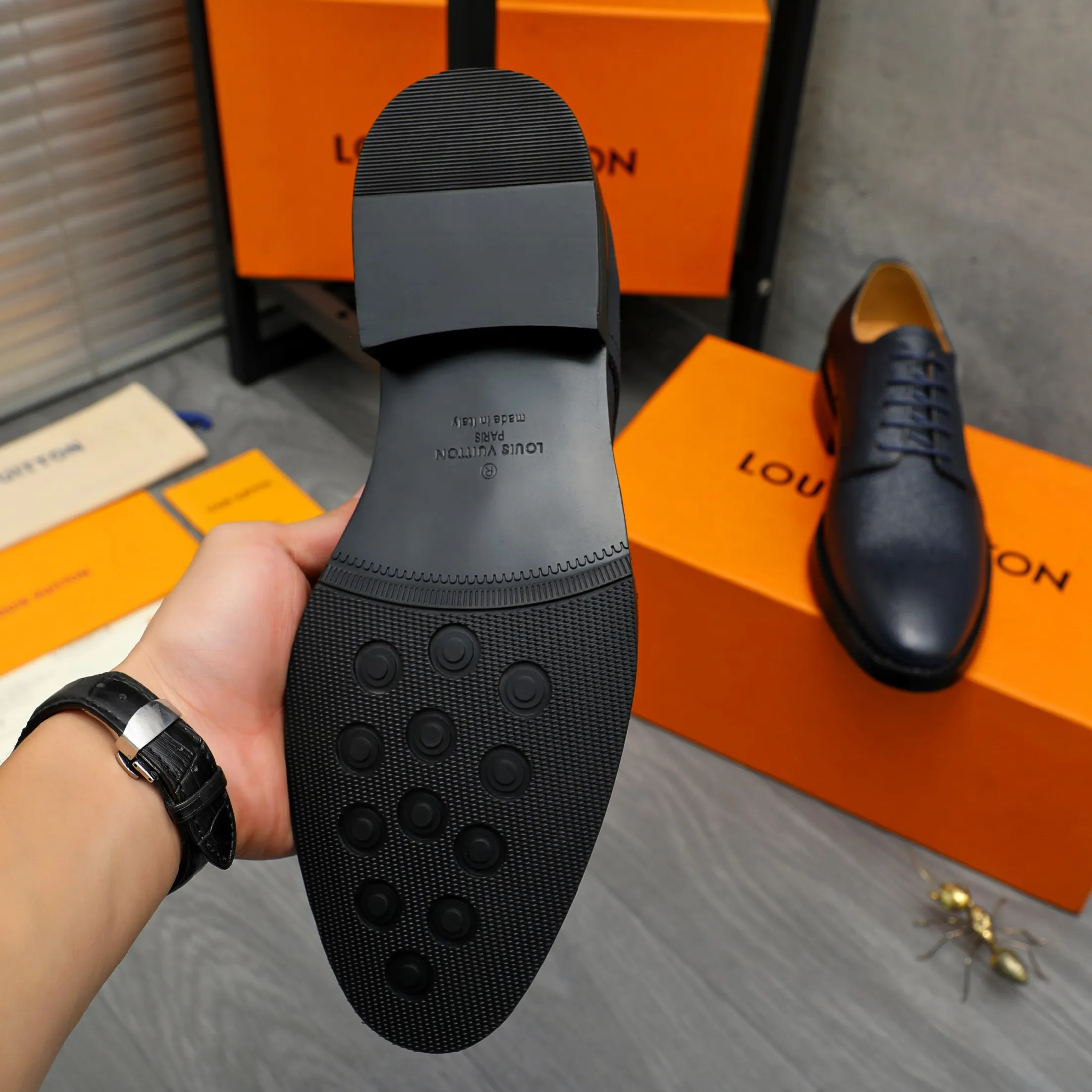 Men's shoes 💰500 Product trademark: LV "Louis Vuitton" business formal leather shoes Regular size: 39-45 (.45 customization is non-returnable) Product materials: Selected pebbled cowhide upper, cowhide lining, original rubber outsole
